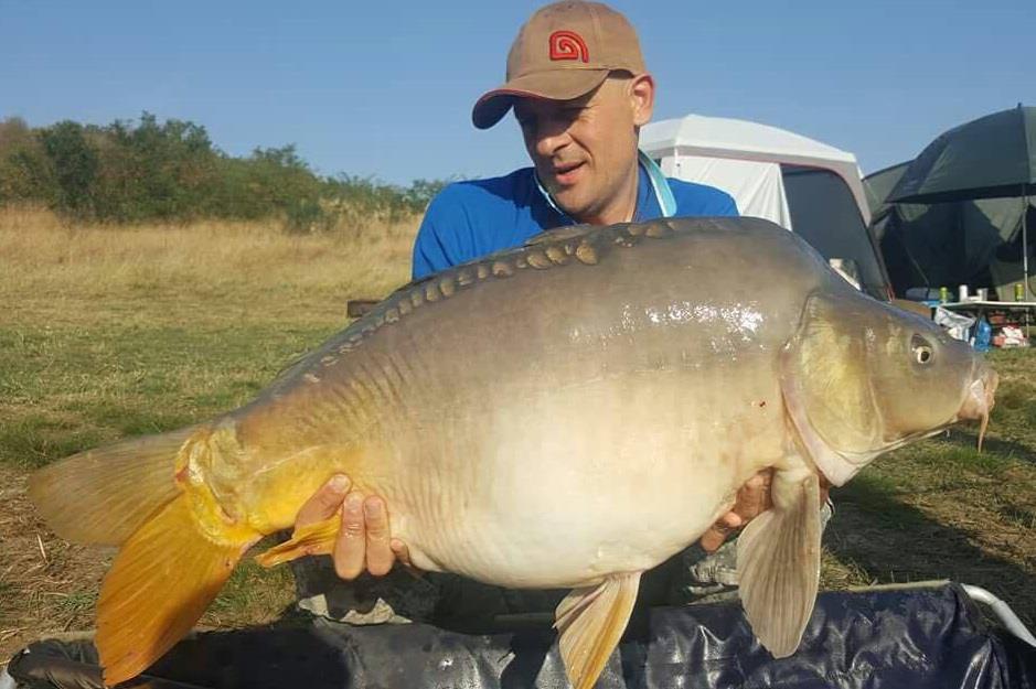 CONCURS. Ghiceste cate kilograme are crapul din fotografie si castiga 5 pungi de boilies de competitie.